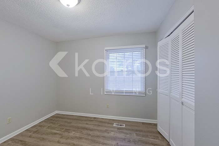 Building Photo - 2319 Applewood Dr