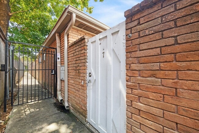 Primary Photo - 3259 Branard St