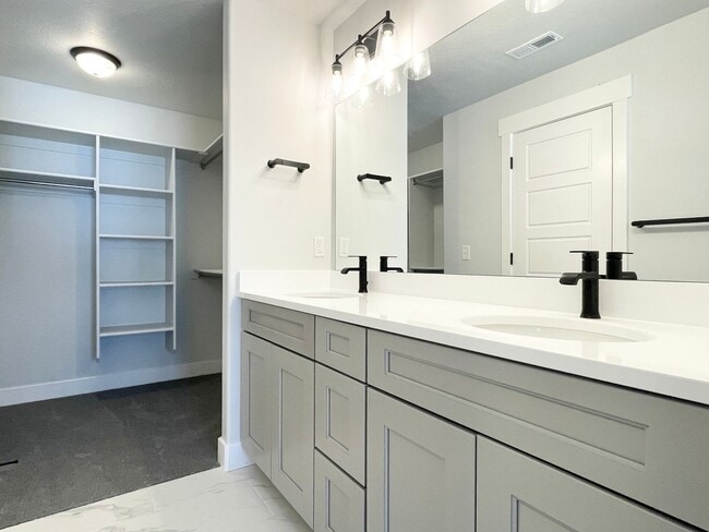 Building Photo - Awesome Corner Townhome at Mountain Ridge!