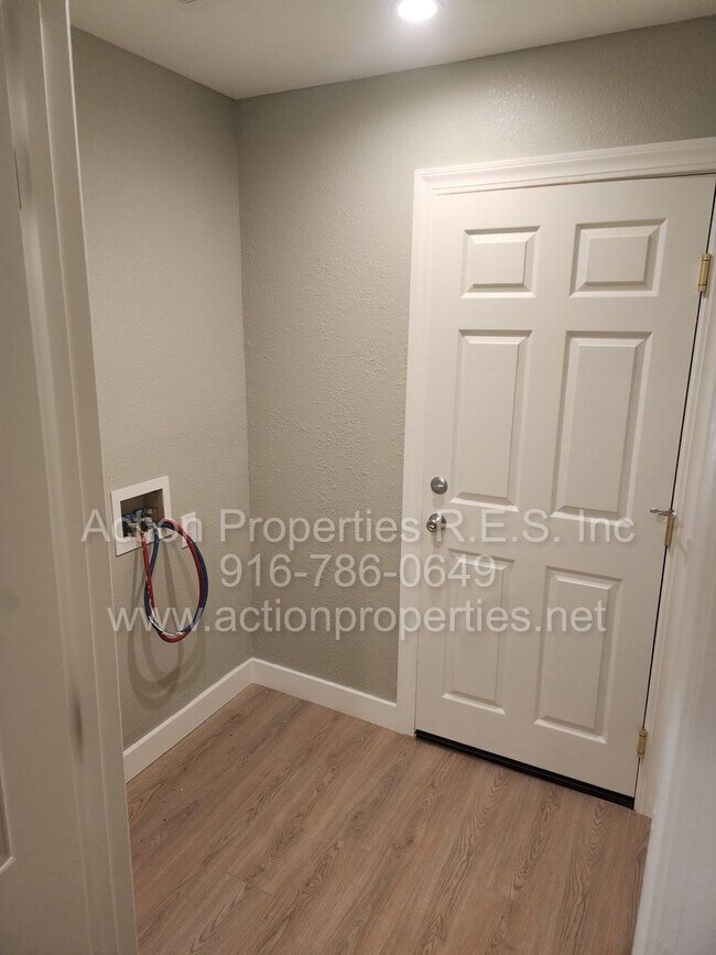 Building Photo - West Roseville 3 bedroom 2 bathroom 1406 sqft Three Car Garage Walking to Wood Creek High
