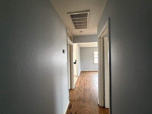 Building Photo - 1519 Main St