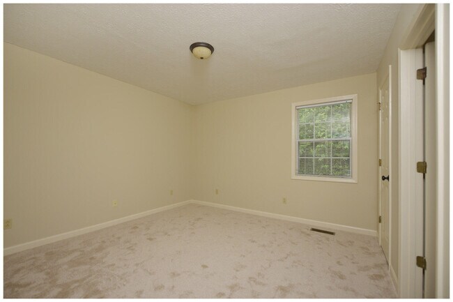Building Photo - 107 Oakmont Ln
