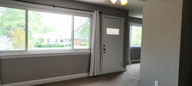 Building Photo - Comin in December - 3 bedroom 2 bath home ...