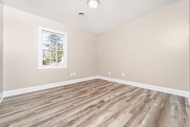 Building Photo - 136 Sandy Dr