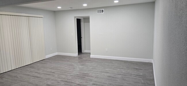 Building Photo - 1405 E Vegas Valley Dr