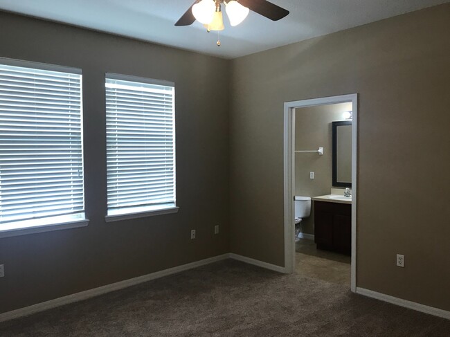 Building Photo - 4/2.5 Townhome in Harmony that faces the G...