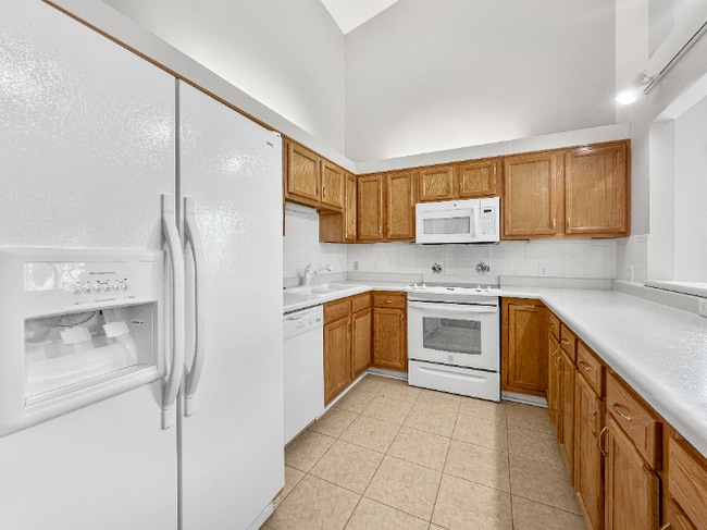Building Photo - Beautiful 2 Beds 2 Bath Villa