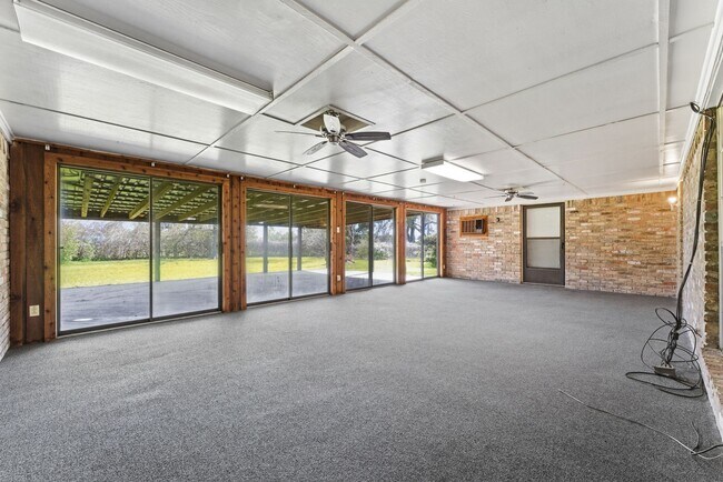 Building Photo - 18 Panorama Dr