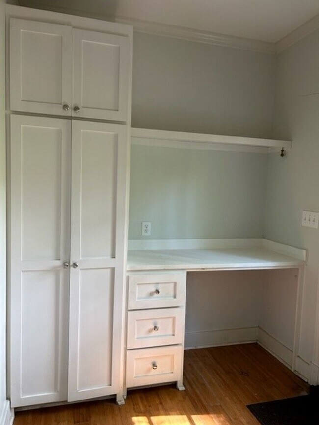 Building Photo - Beautiful Spacious Updated Home In Belhave...
