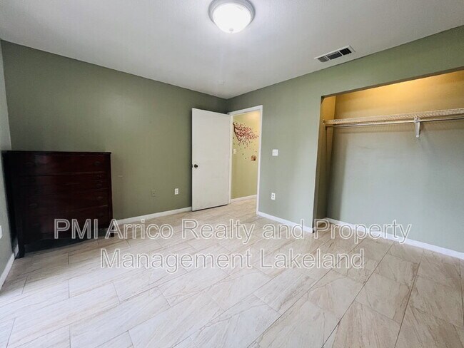 Building Photo - 214 N Chestnut Rd