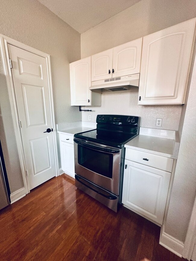 Building Photo - Elegant 1Brm 1Ba wood floors, quartz counters and more!