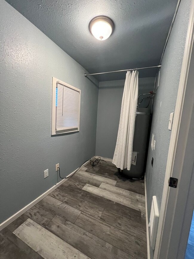 Building Photo - 2 Bedroom, 1 Bathroom Home - Located near Downtown