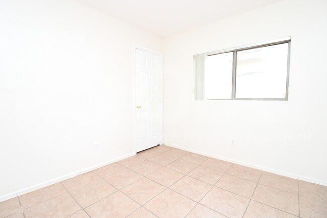 Building Photo - 667 W Jardin Dr