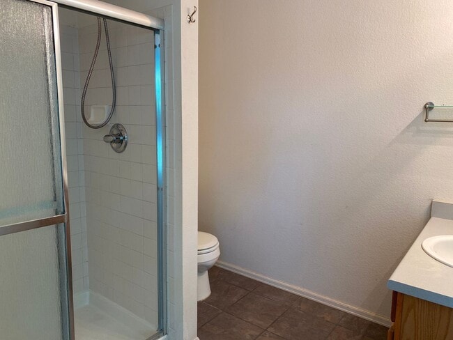 Building Photo - Wonderfully updated and maintained 3 bedro...