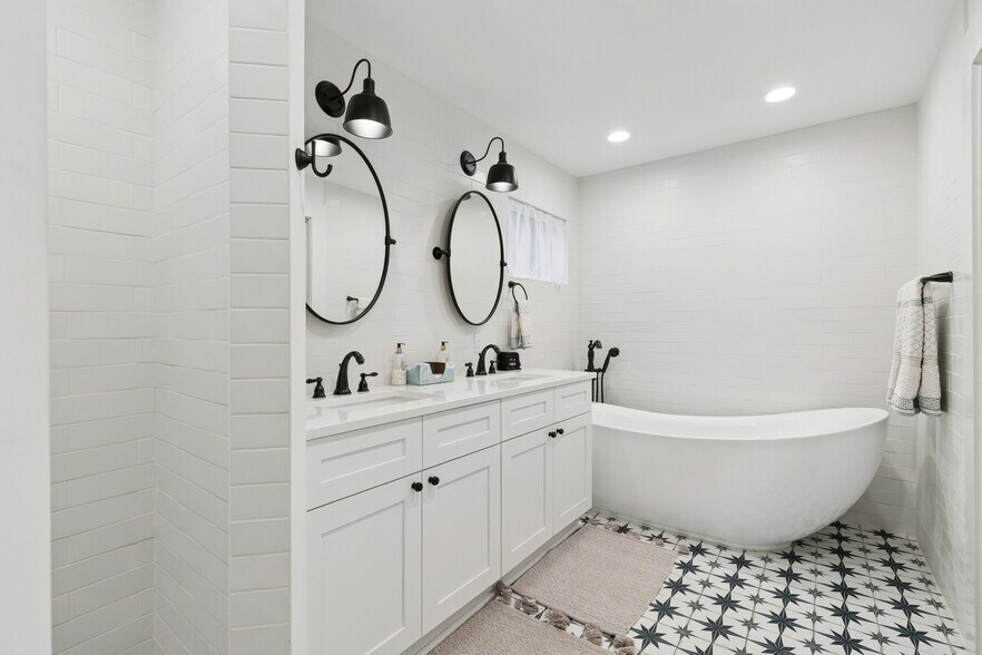 master ensuite, soaking tub, shower & toilet closet - 2337 N Rampart St