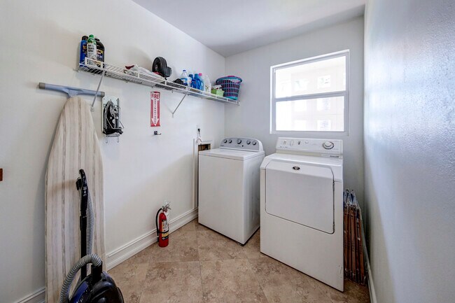 Building Photo - 2731 NE 53rd St