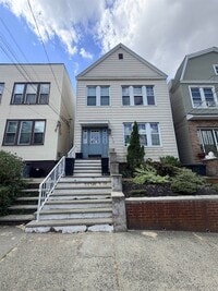 Building Photo - 138 W 30th St