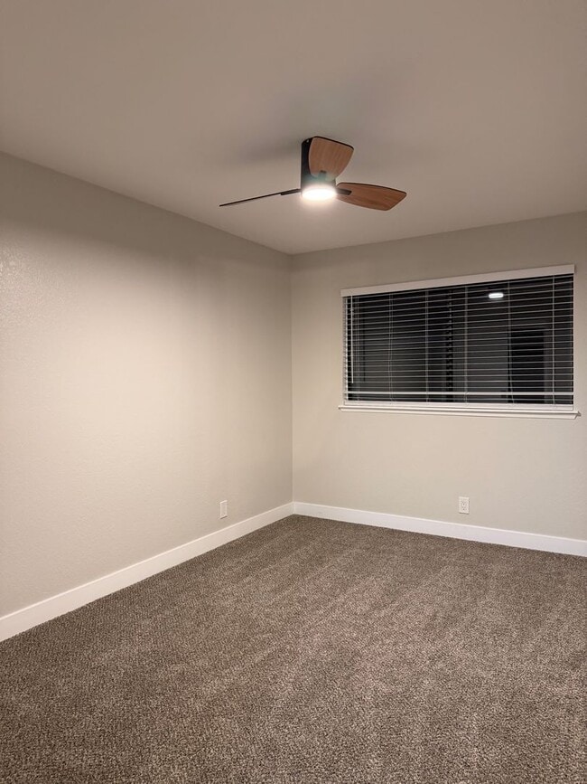 Building Photo - Please Contact VAUGHN REALTY to set up an appointment 760-446-6561