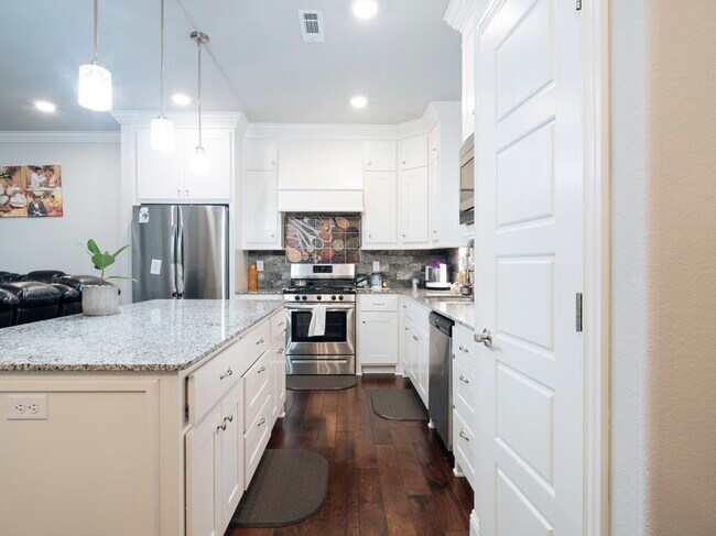 Building Photo - 940 W Ashmore Landing Loop