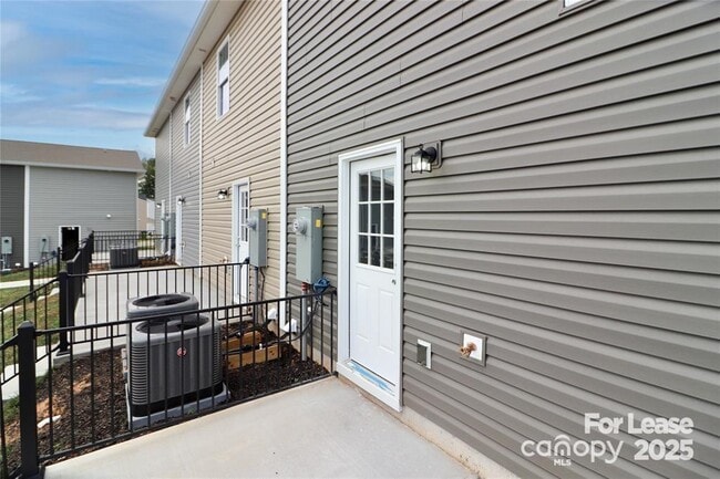 Building Photo - 3967 Newhall Dr NW