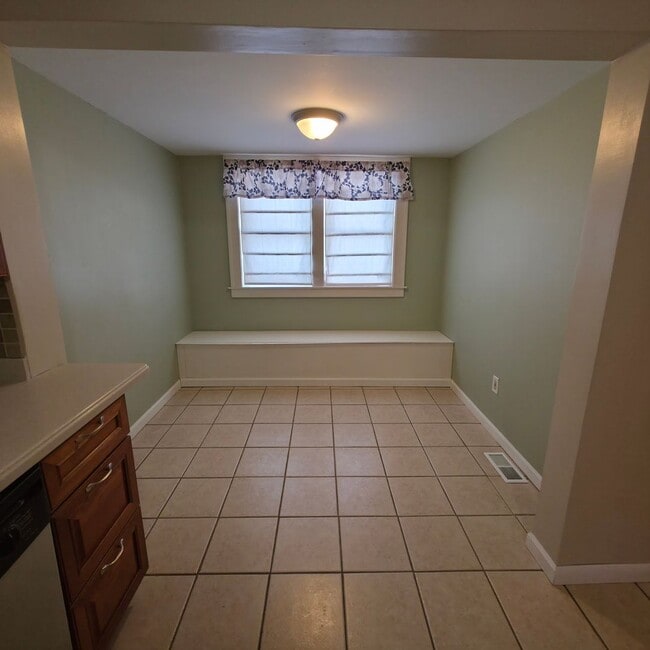 Building Photo - BEAUTIFUL 4 BEDROOM TUDOR STYLE HOME IN EUCLID