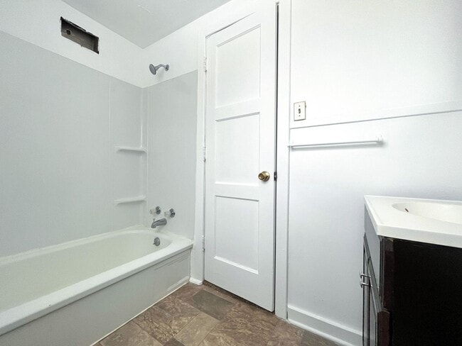 Building Photo - 2 bed, 1 bath condo