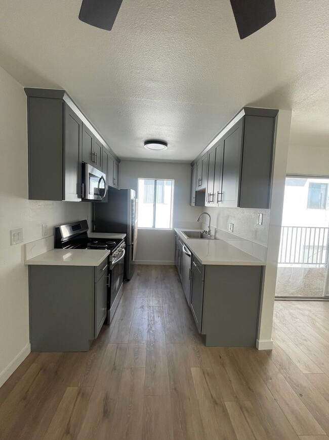 Building Photo - Modern 2-Bedroom Apartment in Gated Van Nu...