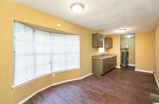 Building Photo - 4/2 Adamsville Home