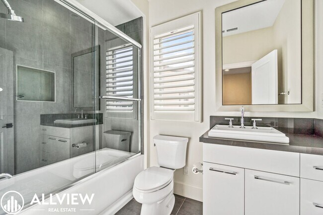 Building Photo - Luxurious and Rare 5 Bed 5.5 Bath Located ...