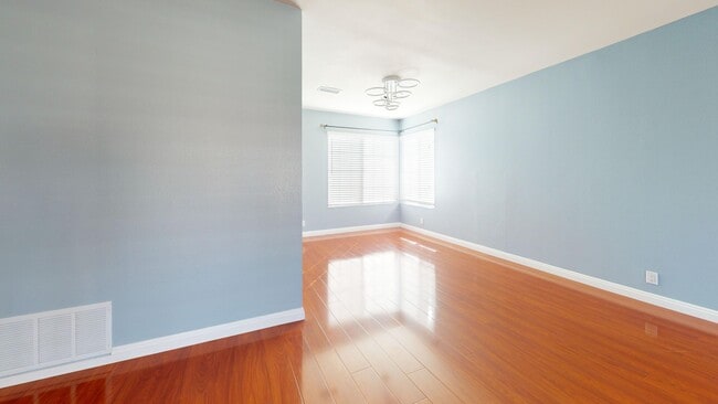 Building Photo - Spacious 5-Bedroom Family Home Available for Long Term Rent!