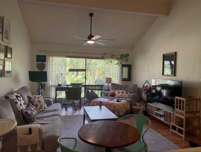 Building Photo - 15 Kulanihakoi St