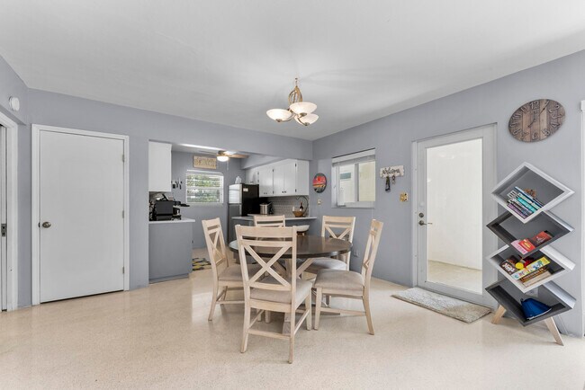 Building Photo - 1203 Hillsboro Mile