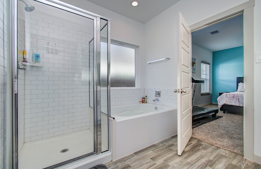Master Ensuite Bathroom - 12806 Rainham Ln