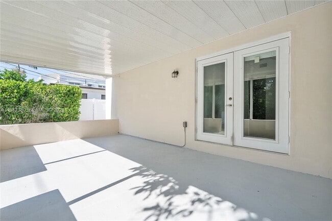 Building Photo - 2350 SW 26th St