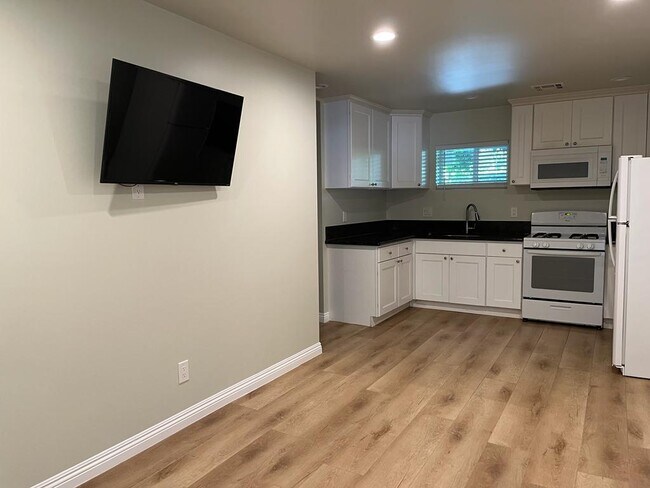 Living room view to kitchen - 15118 Weddington St