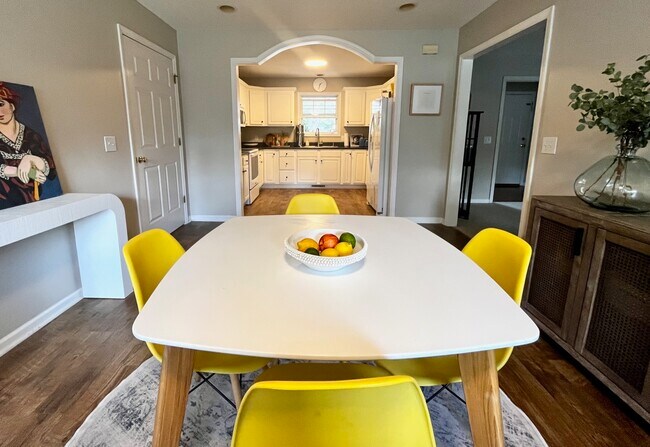 Kitchen / Eating area - 173 Bellhaven Dr