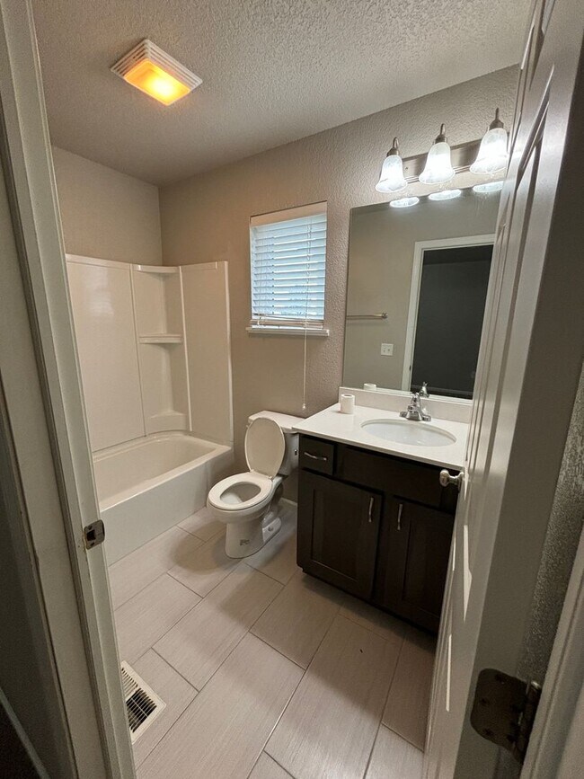 Building Photo - 3 bedroom 3.5 bathroom for Rent!