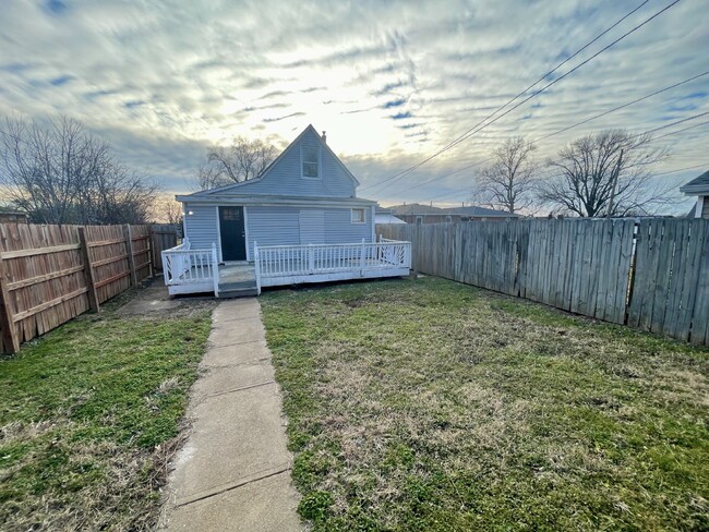 Building Photo - Charming 2-Bedroom Retreat in Saint Louis ...