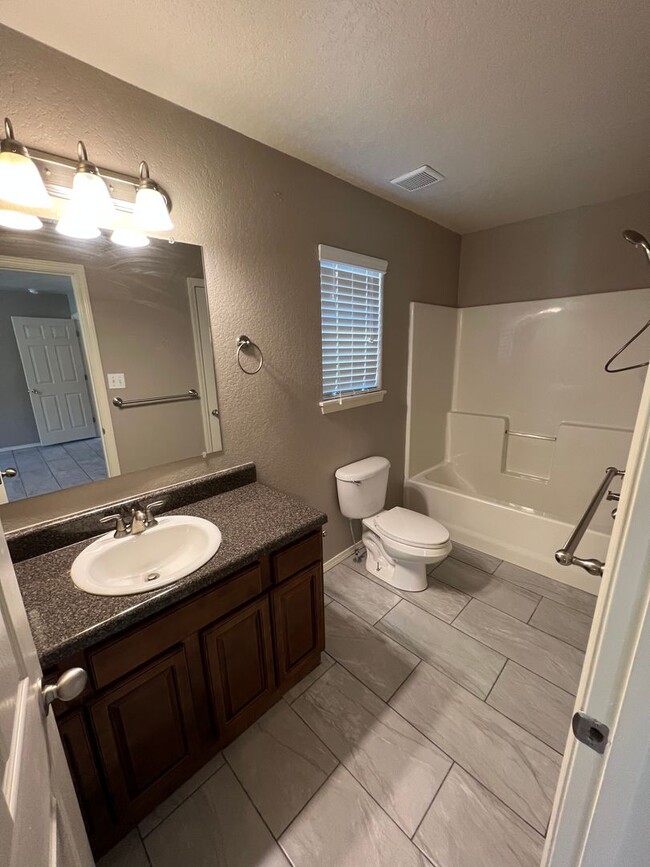Building Photo - Very nice 4 bed 2 bath home