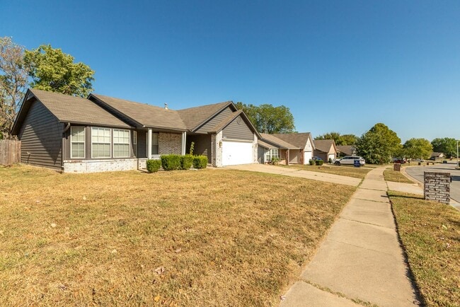 Building Photo - 3 Bed | 2 Bath in Broken Arrow!