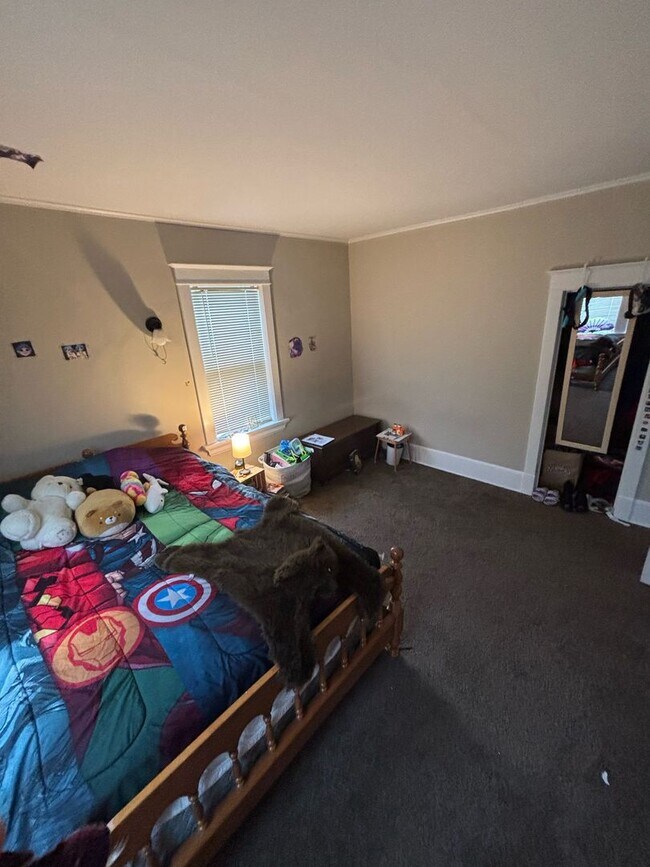 Building Photo - Duluth MN - Single Family Home - 4 Bed - 2...