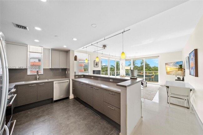 Building Photo - 200 Ocean Dr