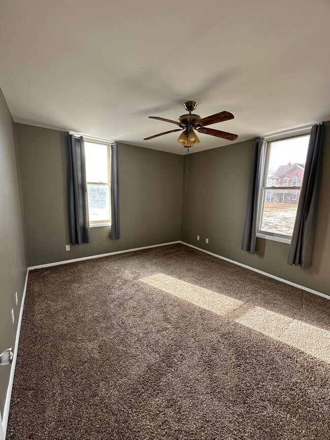 Building Photo - 820 York St