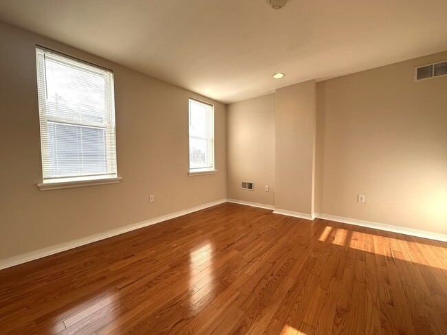 Building Photo - Gorgeous 2-Bedroom Townhome in the Heart of Olde Richmond! Available NOW!