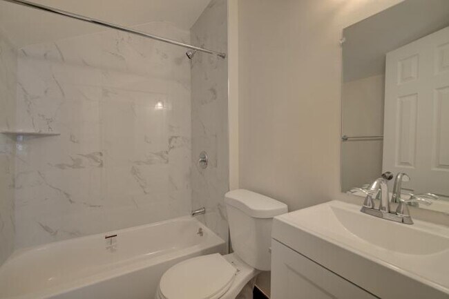 Building Photo - 5 bedroom in Seattle WA 98105