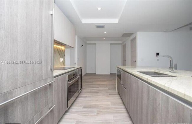 Building Photo - 801 S Miami Ave