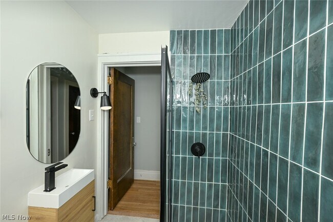 Building Photo - 2927 Huntington Rd