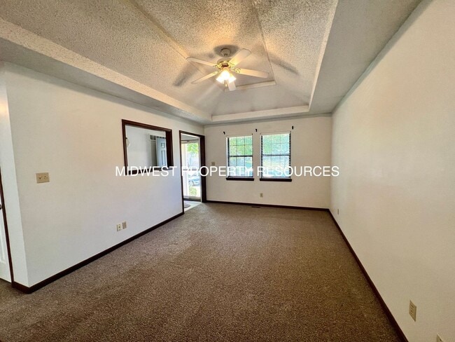 Building Photo - Freshly Updated 3 Bedroom Duplex