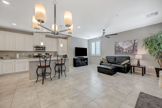 Building Photo - Modern 3 Bedroom Townhouse near Blue Diamond