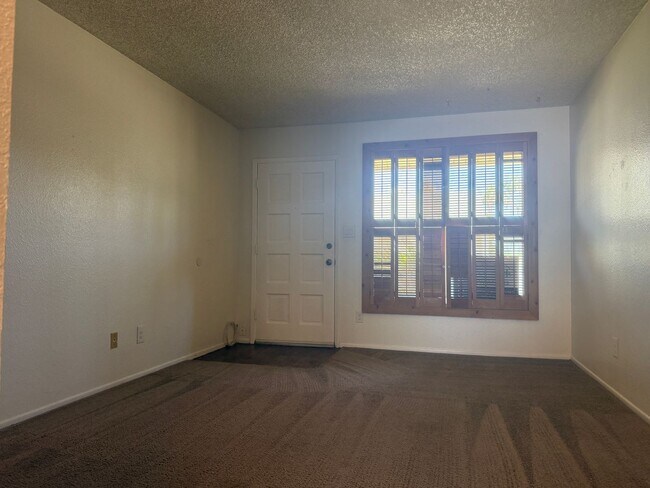 Building Photo - Tempe, Guadalupe and Rural, 2 bed 2 bath single story end unit